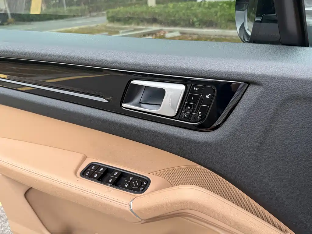 Porsche Cayenne — миниатюра 9