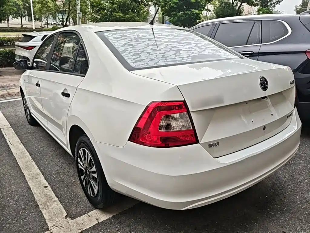 Skoda Rapid — миниатюра 5