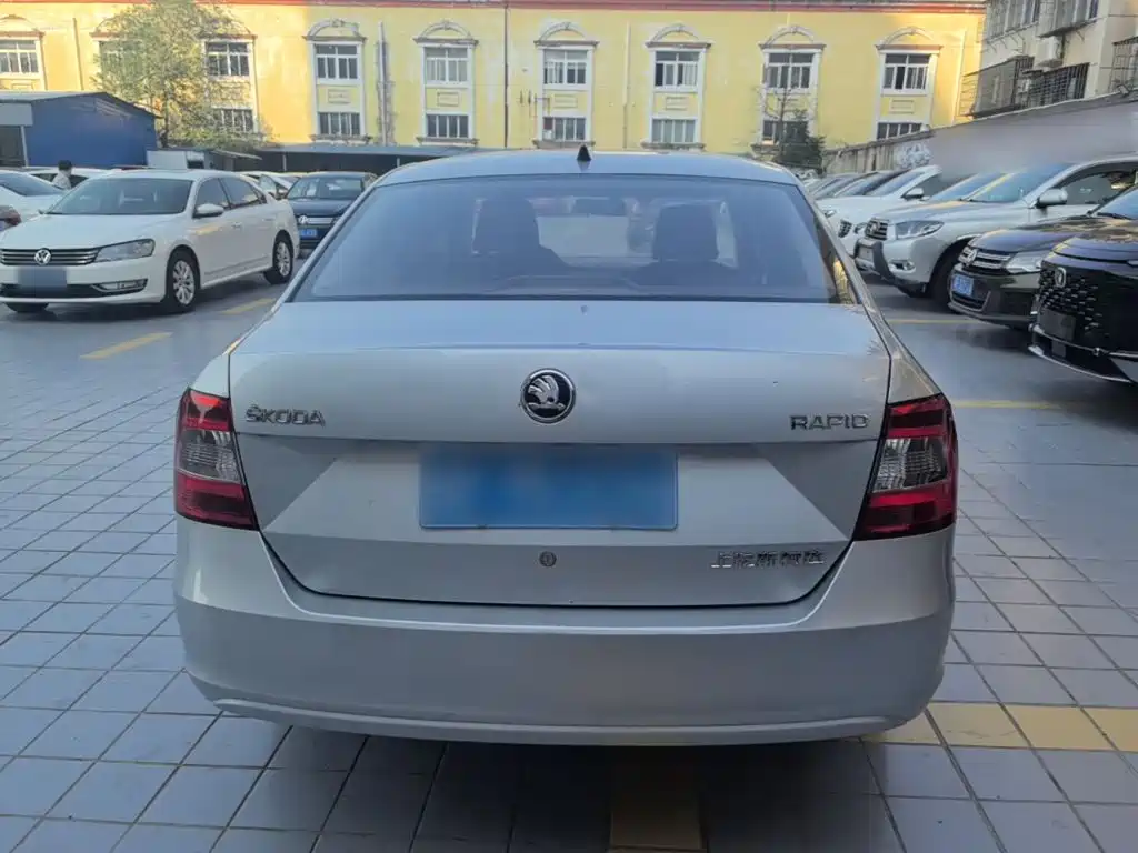 Skoda Rapid — миниатюра 6