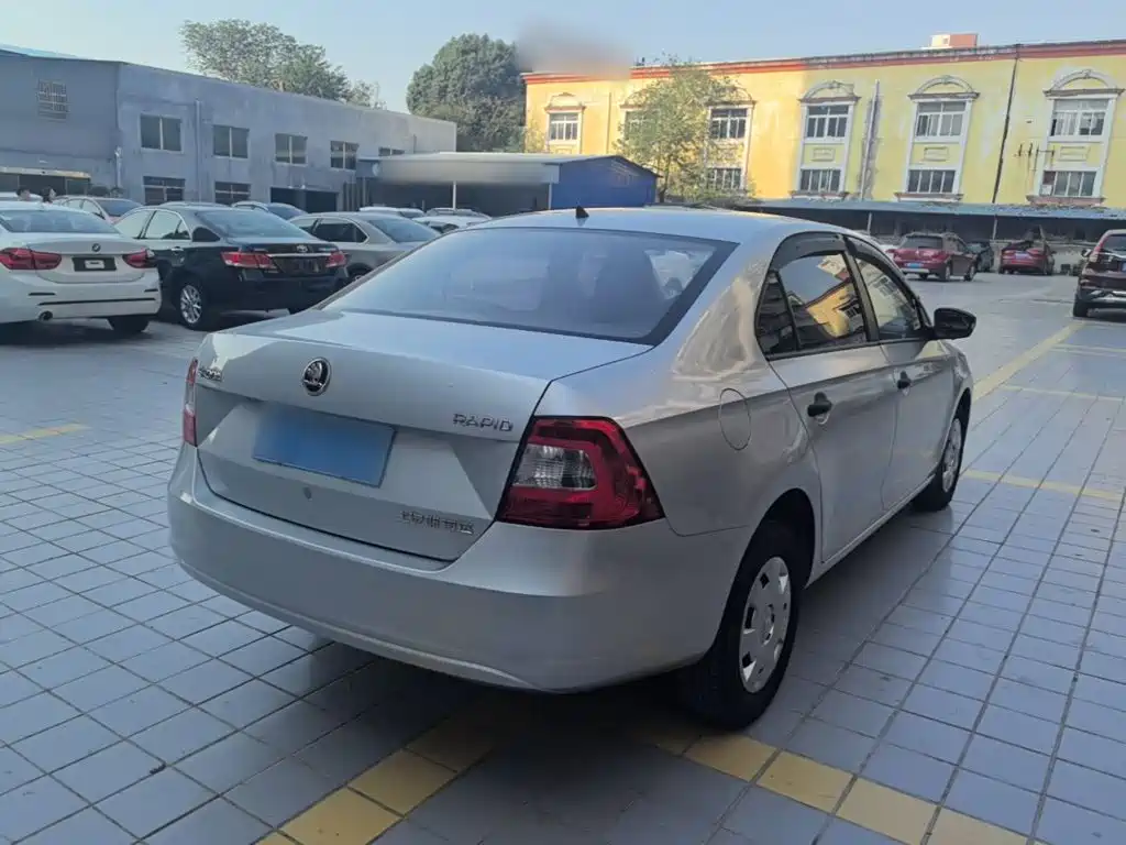 Skoda Rapid — миниатюра 7