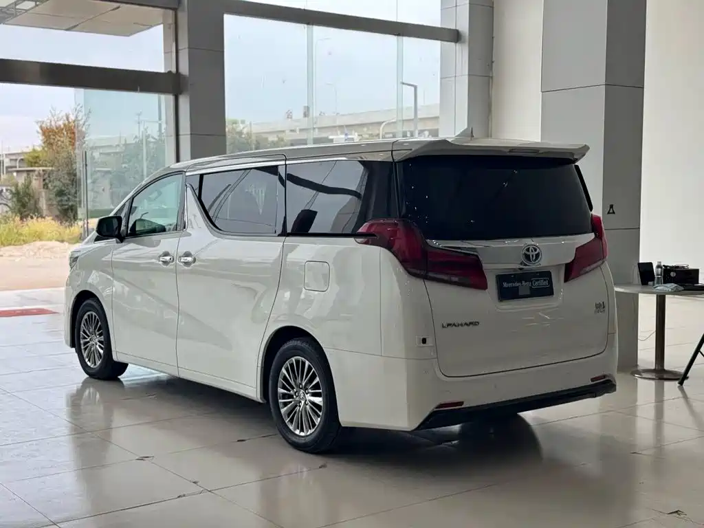 Toyota Alphard — миниатюра 6