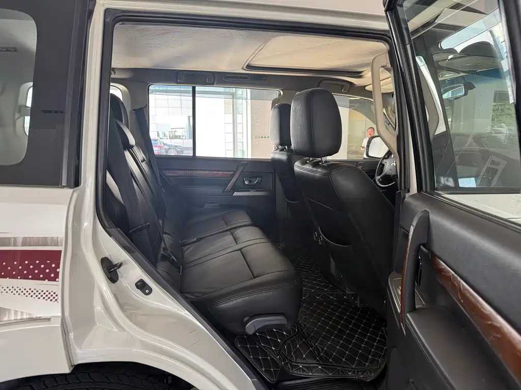 Mitsubishi Pajero (Import) — миниатюра 9