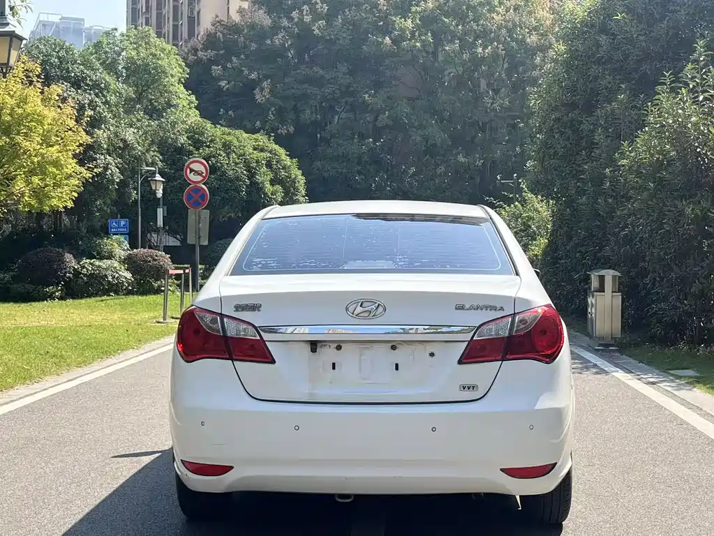Hyundai Elantra — миниатюра 3