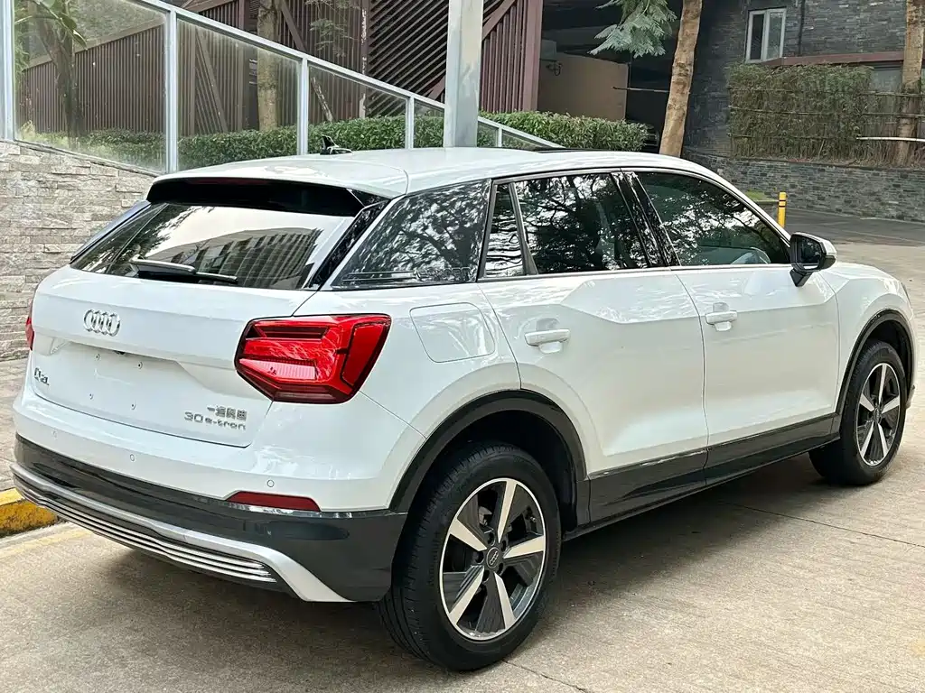 Audi Q2L e-tron — миниатюра 8