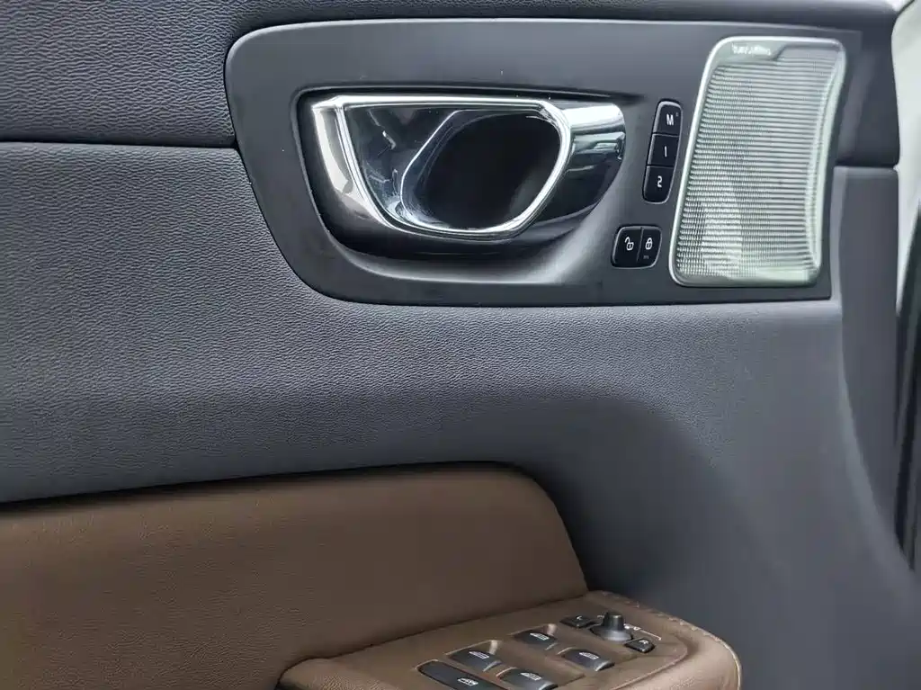 Volvo XC60 PHEV — миниатюра 25