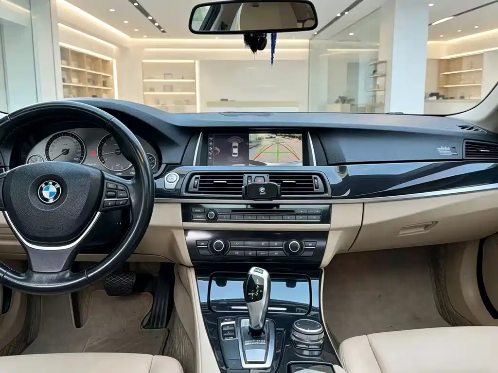 BMW 5 Series — миниатюра 6