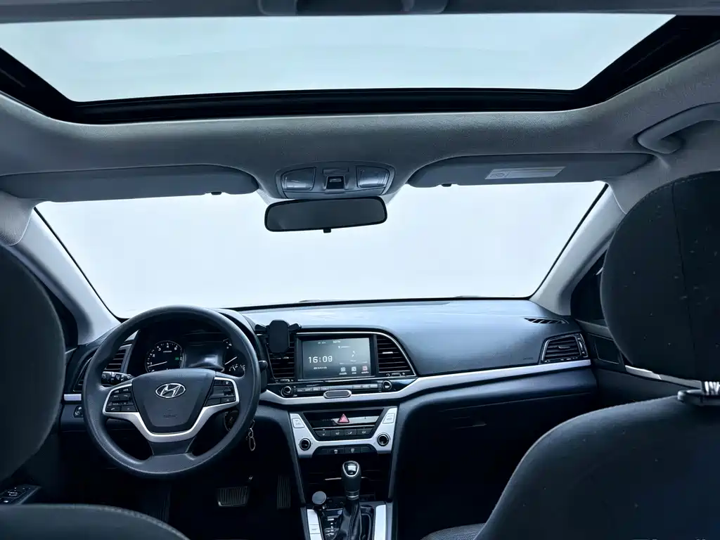 Hyundai Elantra — миниатюра 6