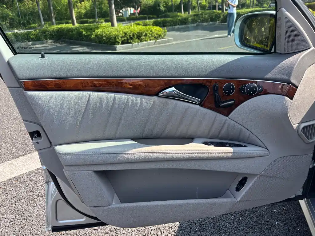 Mercedes-Benz E-Class (Import) — миниатюра 3