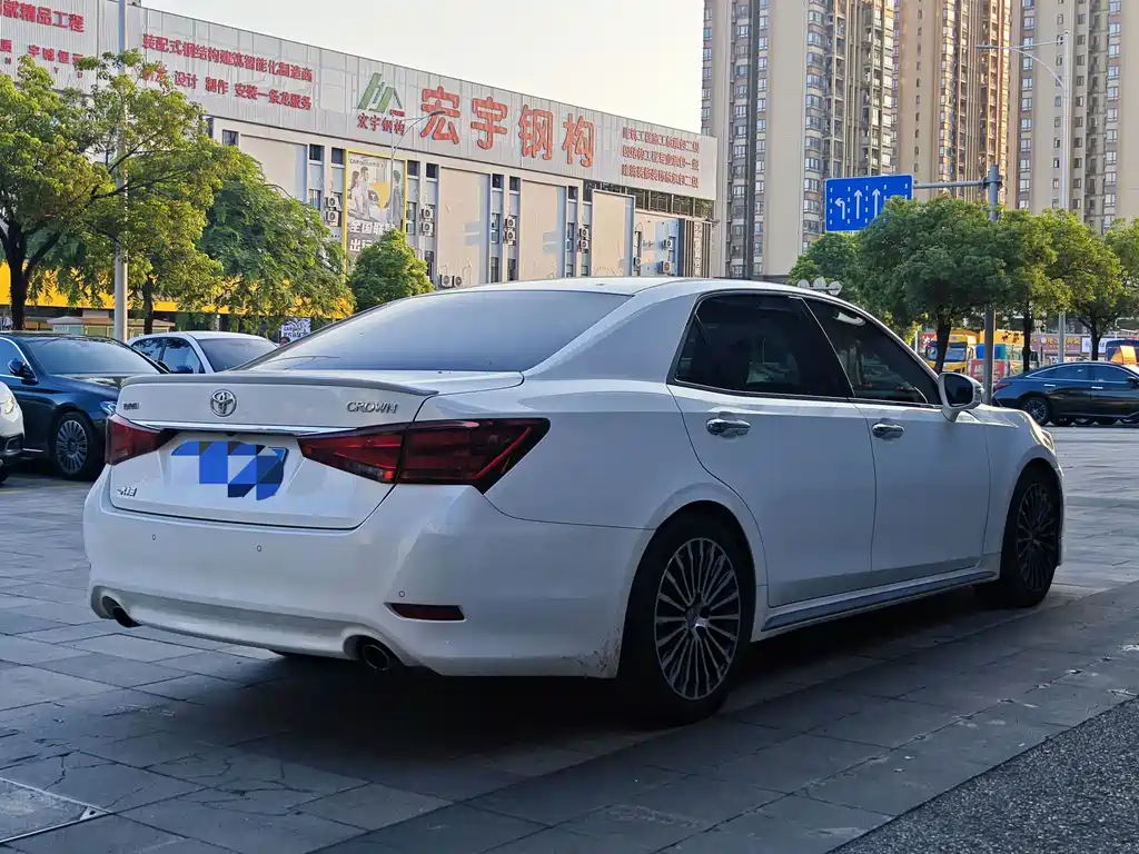 Toyota Crown — миниатюра 6