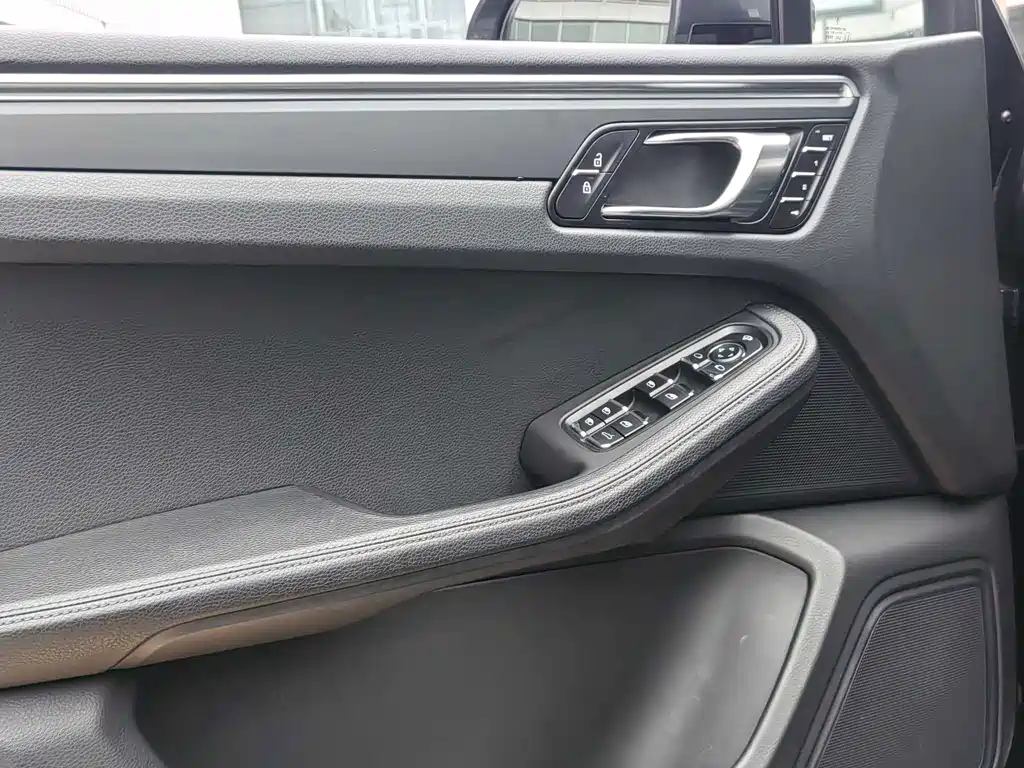 Porsche Macan — миниатюра 10