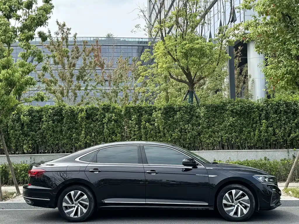 Volkswagen Passat PHEV — миниатюра 17