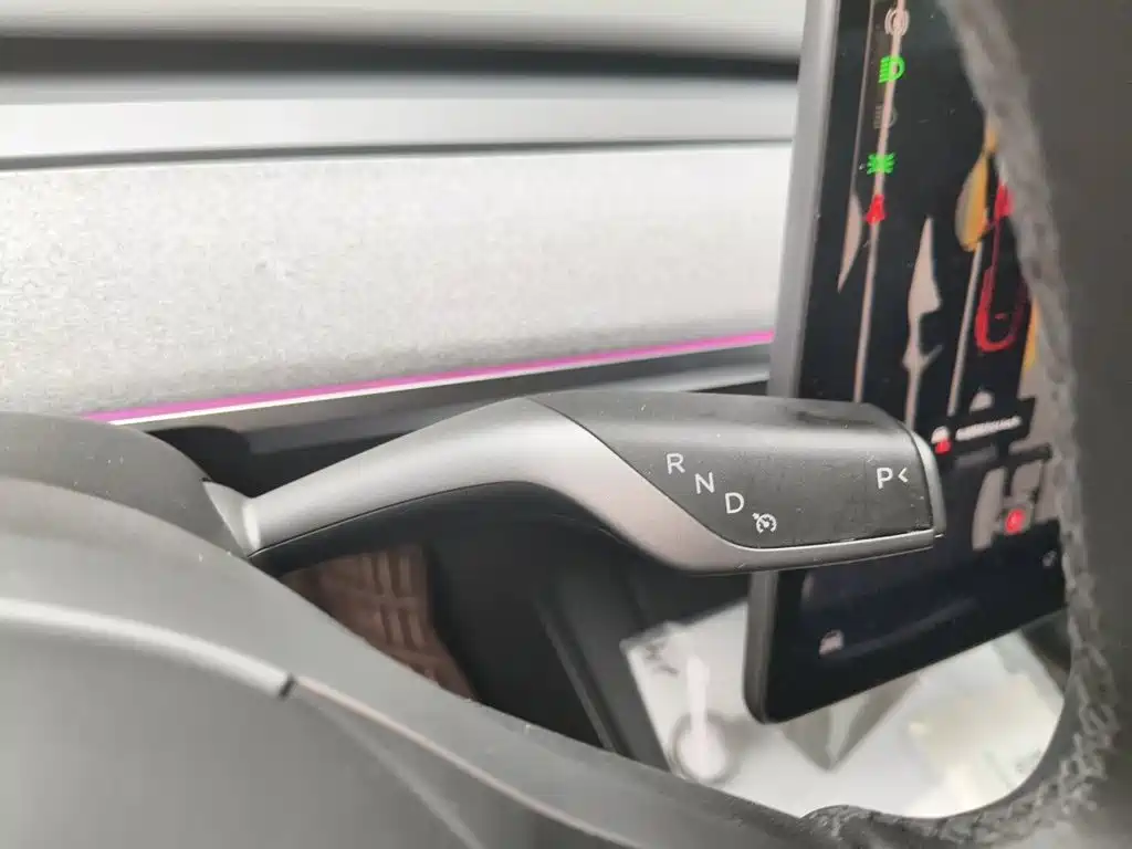Tesla Model Y — миниатюра 10