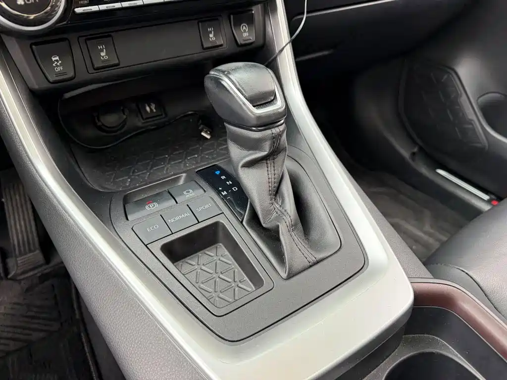 Toyota RAV4 — миниатюра 9