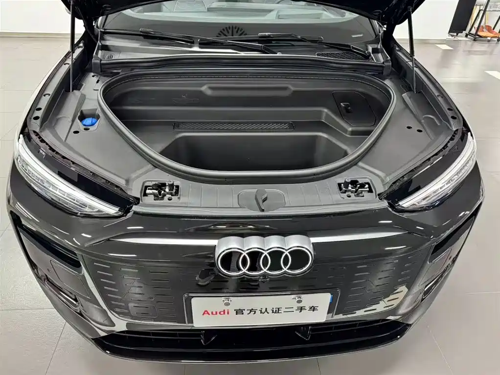 AUDI Q6L E TRON