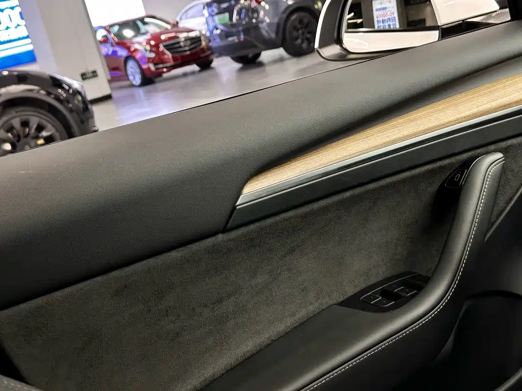 Tesla Model 3 — миниатюра 20