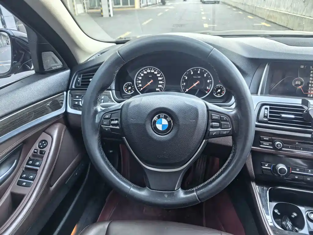BMW 5 Series — миниатюра 13