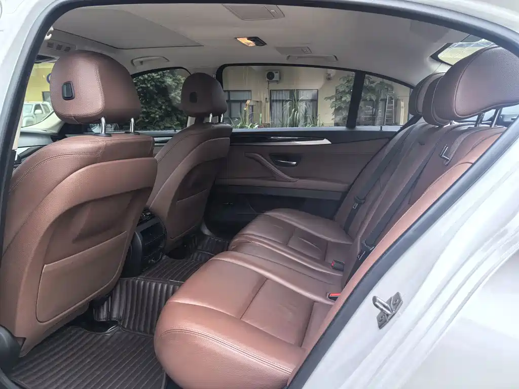BMW 5 Series — миниатюра 9