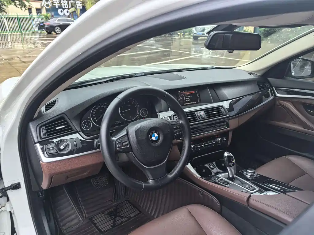 BMW 5 Series — миниатюра 13
