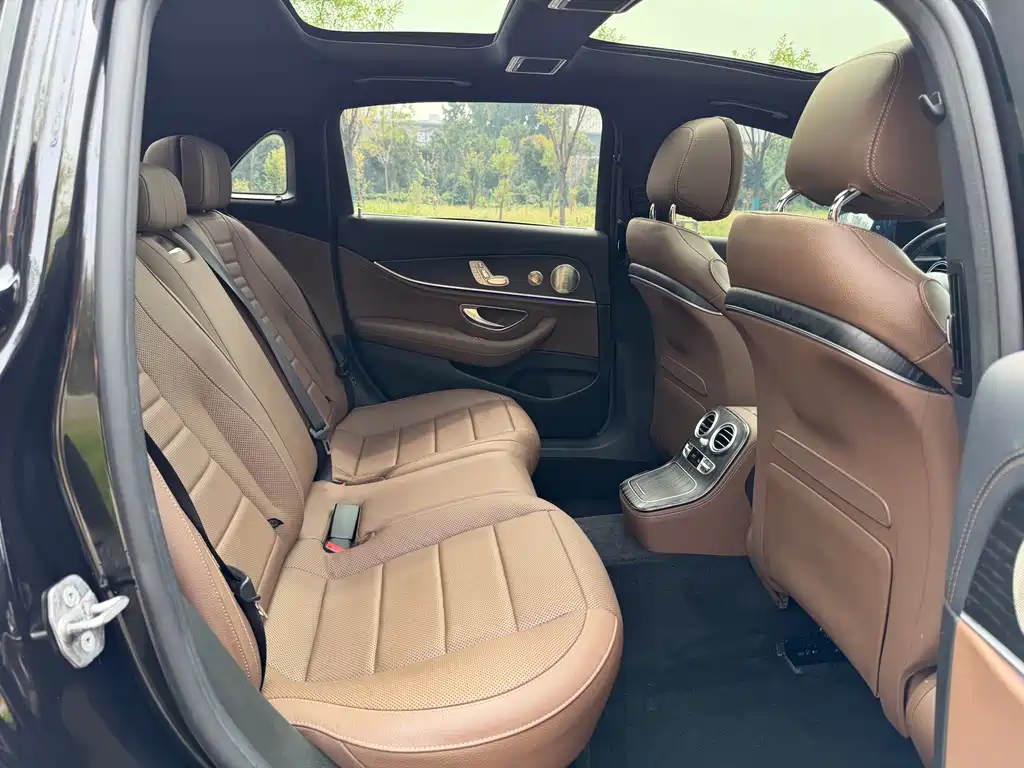 Mercedes-Benz E-Class — миниатюра 13
