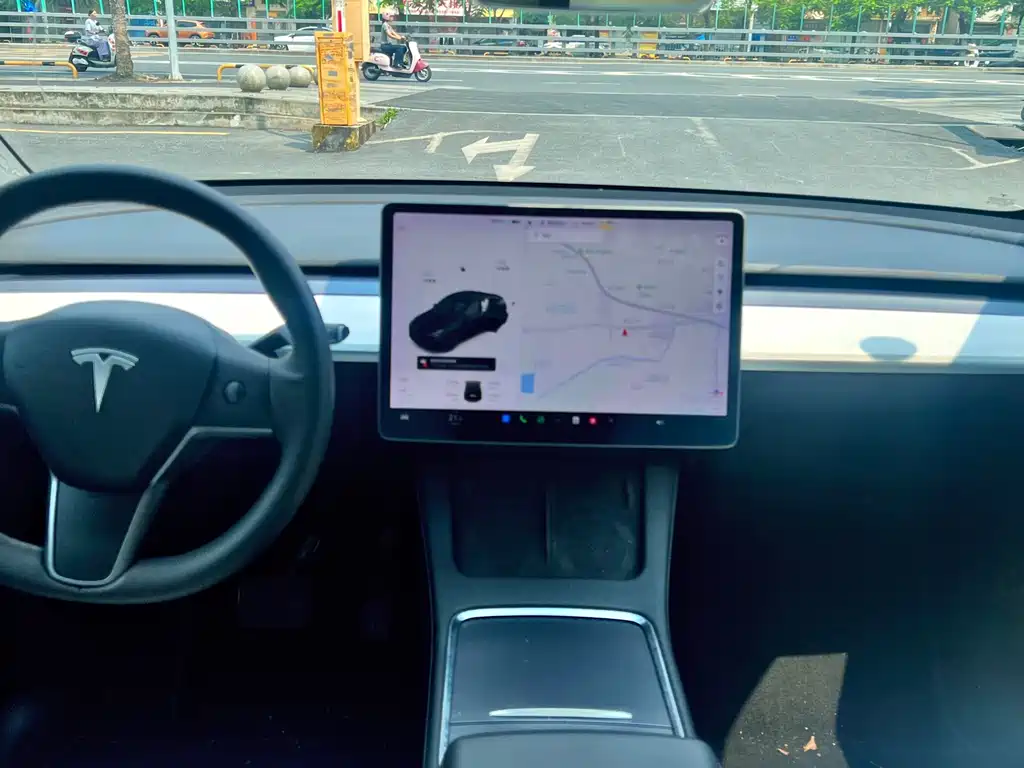 Tesla Model Y — миниатюра 9