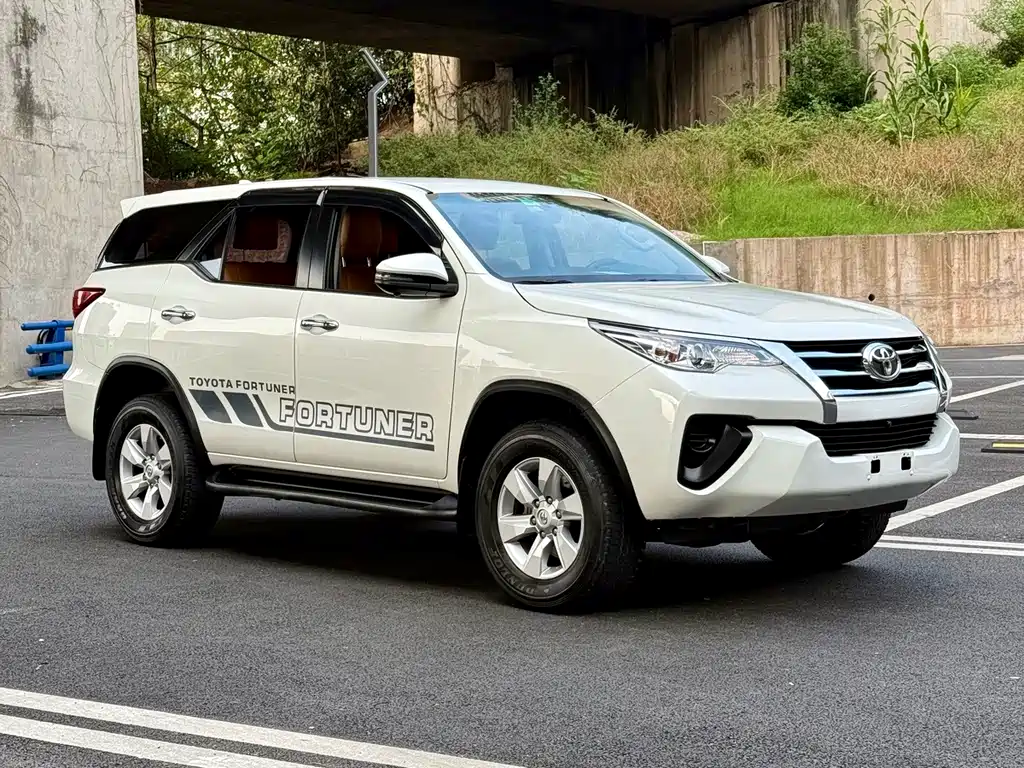 Toyota Fortuner — миниатюра 3