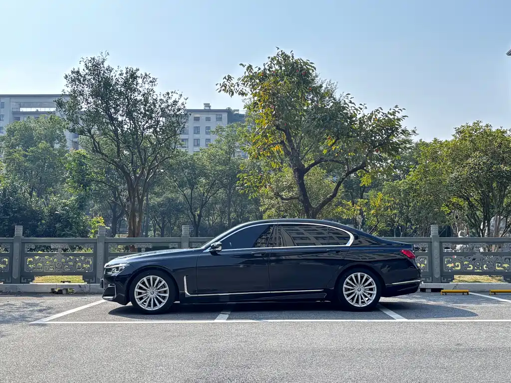 BMW 7 Series — миниатюра 3