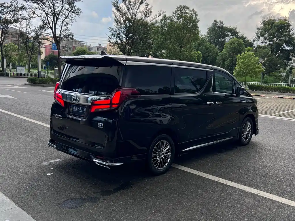 Toyota Alphard — миниатюра 9