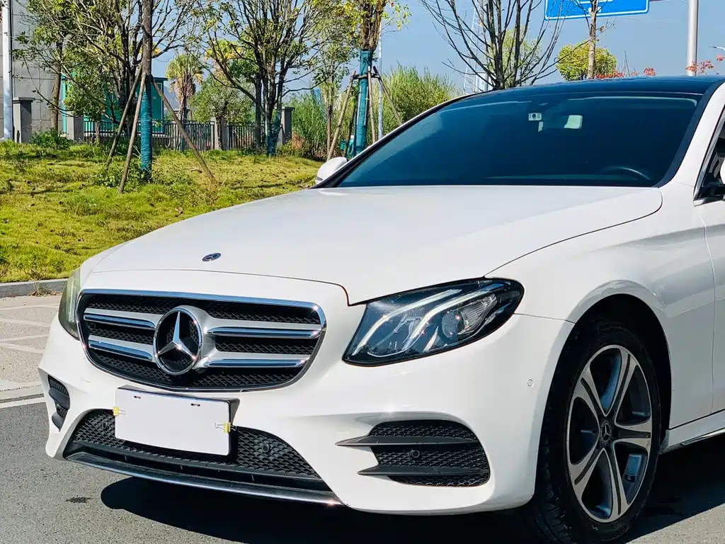Mercedes-Benz E-Class — миниатюра 8