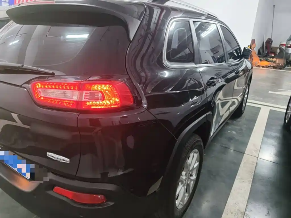 Jeep Cherokee — миниатюра 8