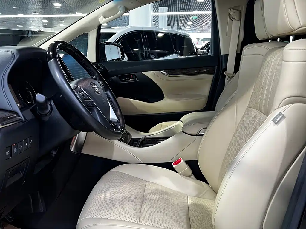 Toyota Alphard — миниатюра 6