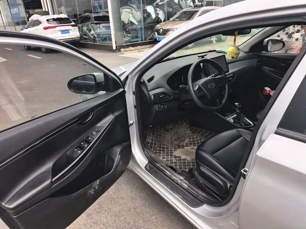Hyundai Elantra — миниатюра 12