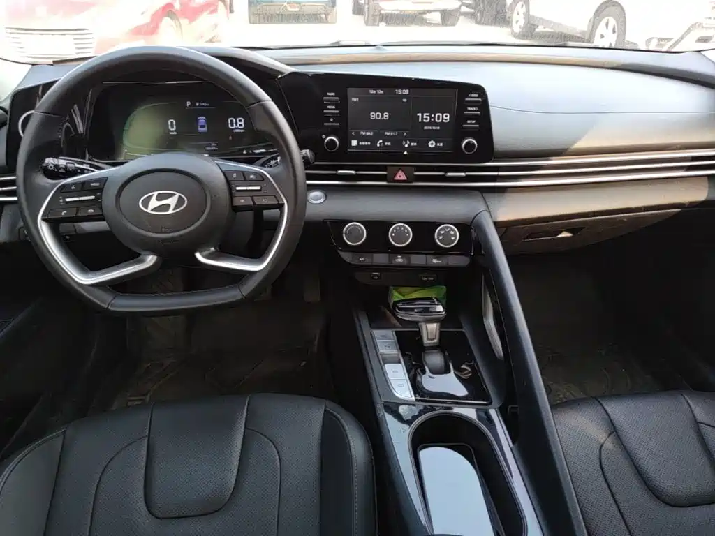 Hyundai Elantra — миниатюра 10