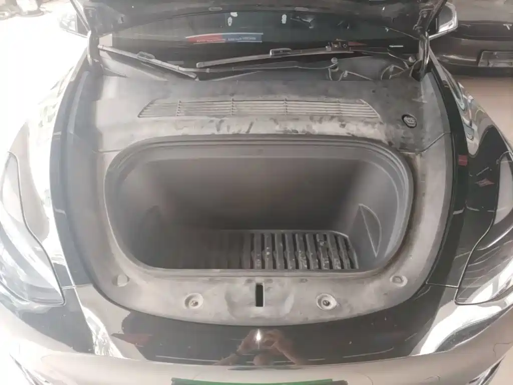 Tesla Model Y — миниатюра 20