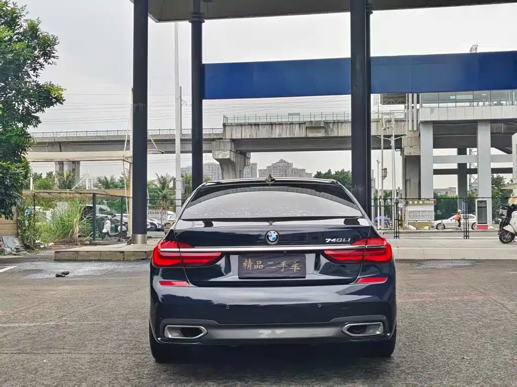 BMW 7 Series — миниатюра 8