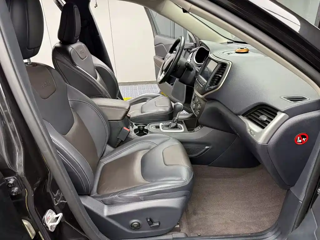 Jeep Cherokee — миниатюра 8