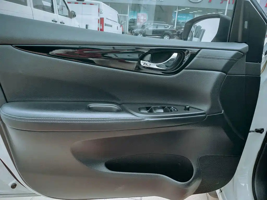 Nissan Tiida — миниатюра 8