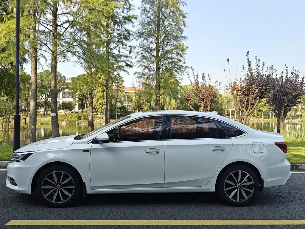 Roewe i6 Classic — миниатюра 4