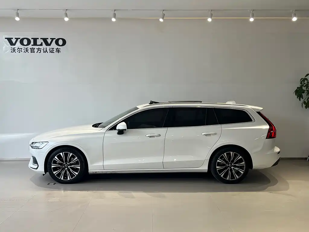 Volvo V60 2023 B5 Luxury