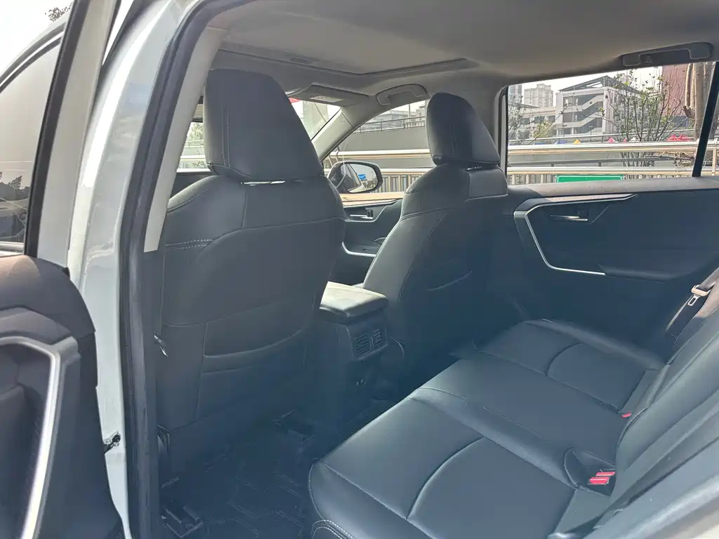 Toyota RAV4 — миниатюра 8