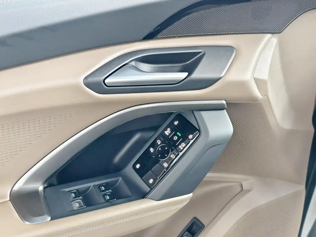 Audi Q5L — миниатюра 13