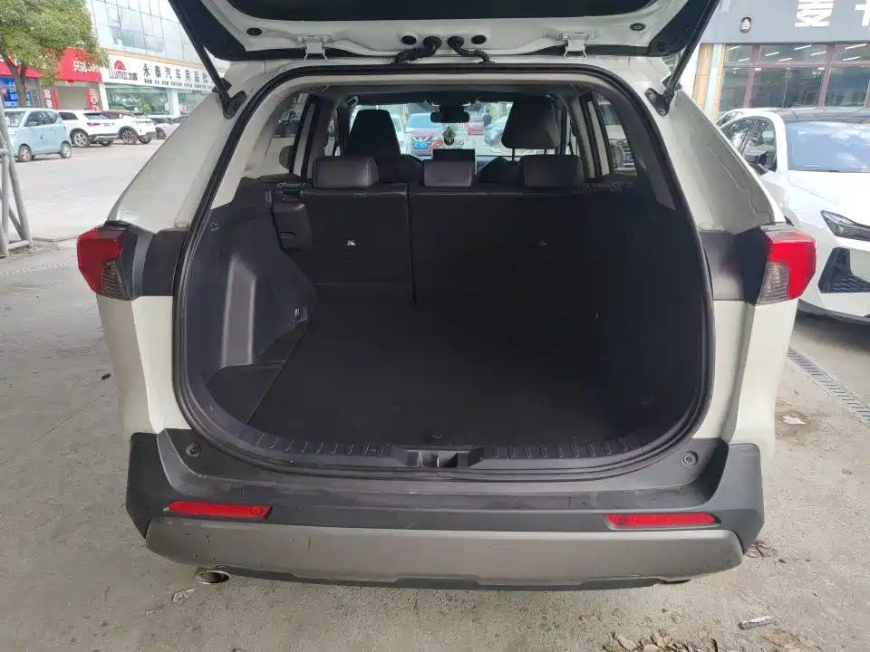 Toyota RAV4 — миниатюра 9