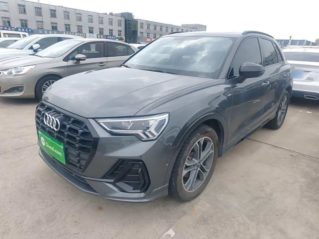 Audi Q3 1.4 л 2023 г. Серебристо-серый, пробег 15200 км