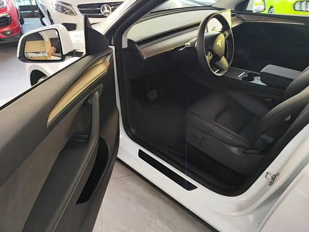 Tesla Model Y — миниатюра 16