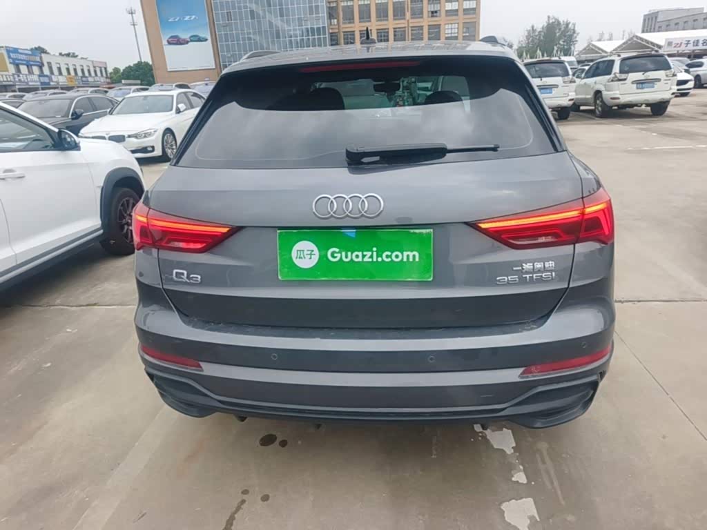 Audi Q3 1.4 л 2023 г. Серебристо-серый, пробег 15200 км