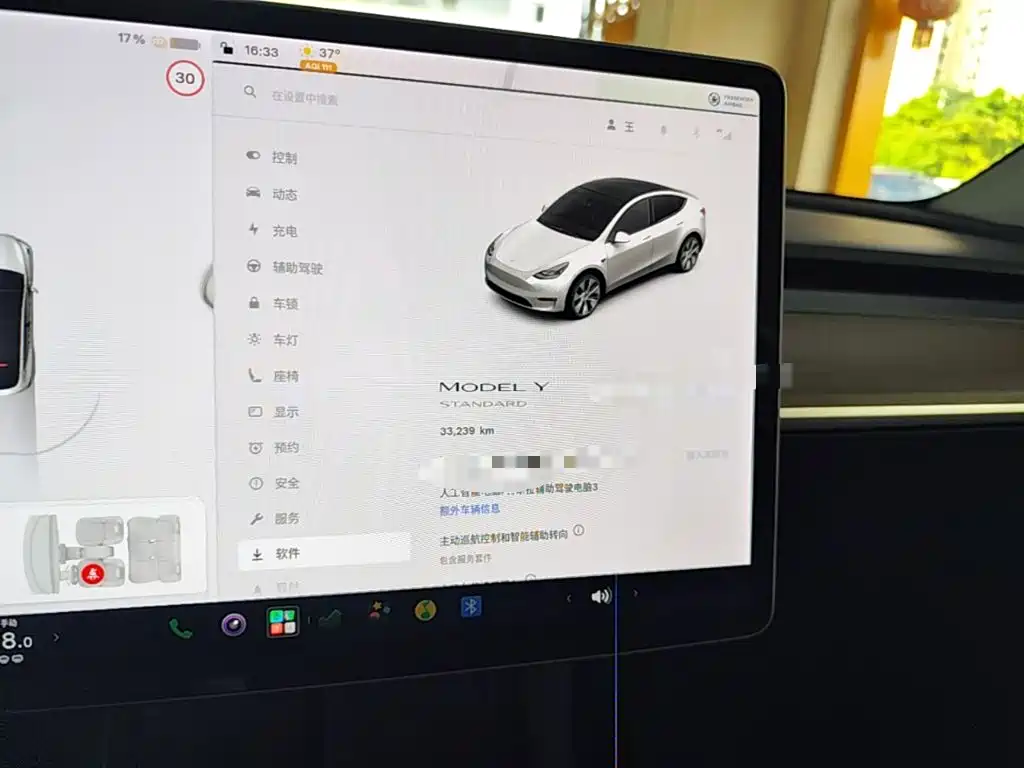 Tesla Model Y — миниатюра 12