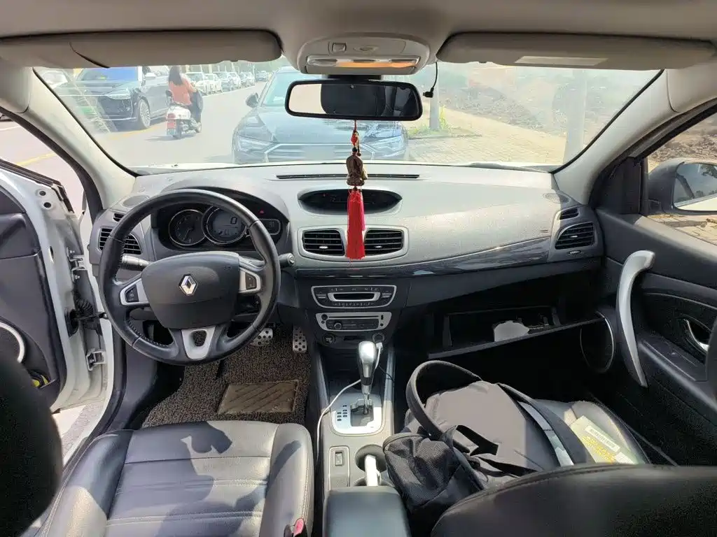 Renault Fluence — миниатюра 6