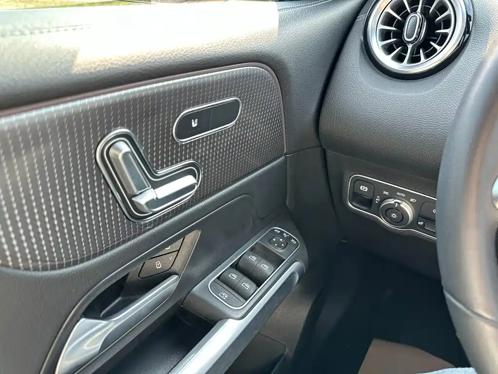 Mercedes-Benz GLB — миниатюра 22