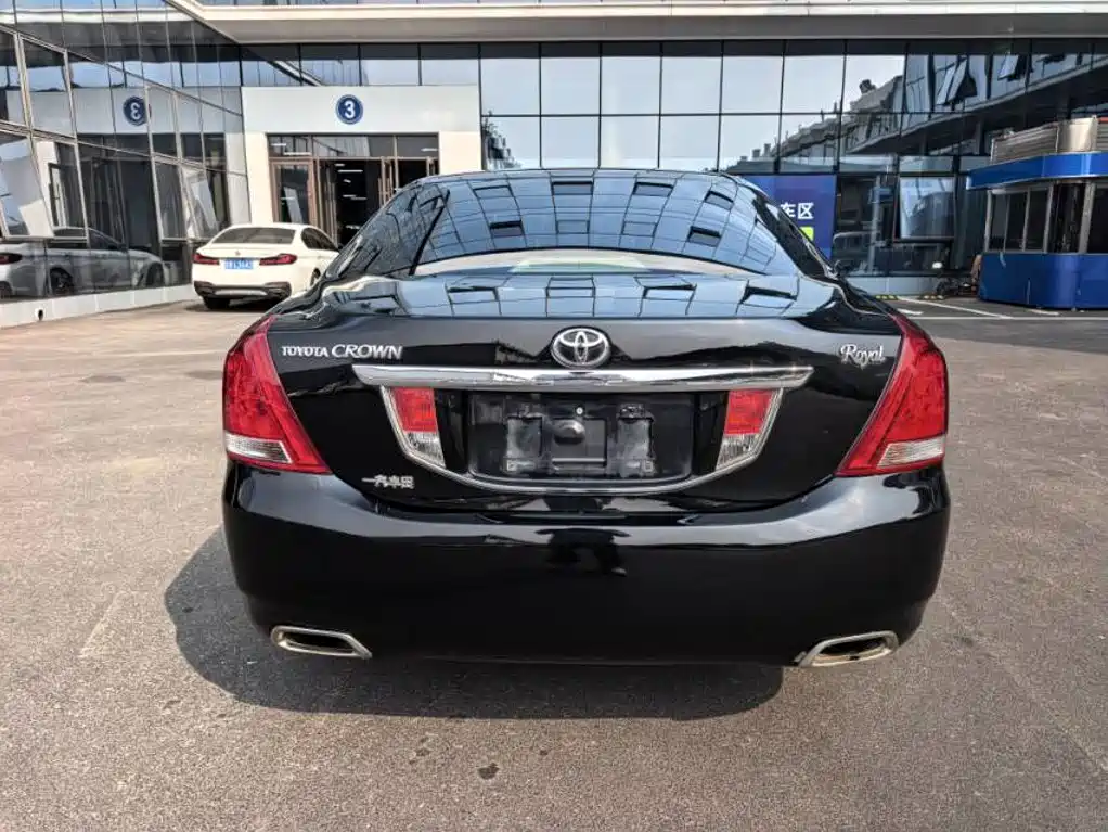 Toyota Crown — миниатюра 4