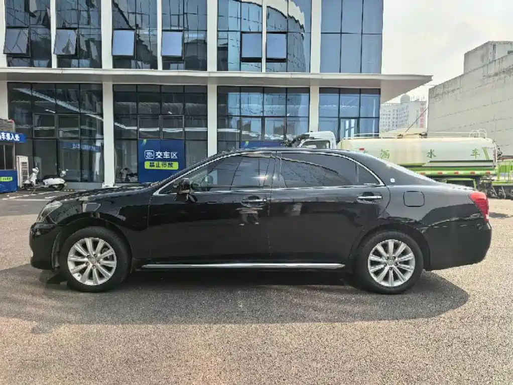 Toyota Crown — миниатюра 3