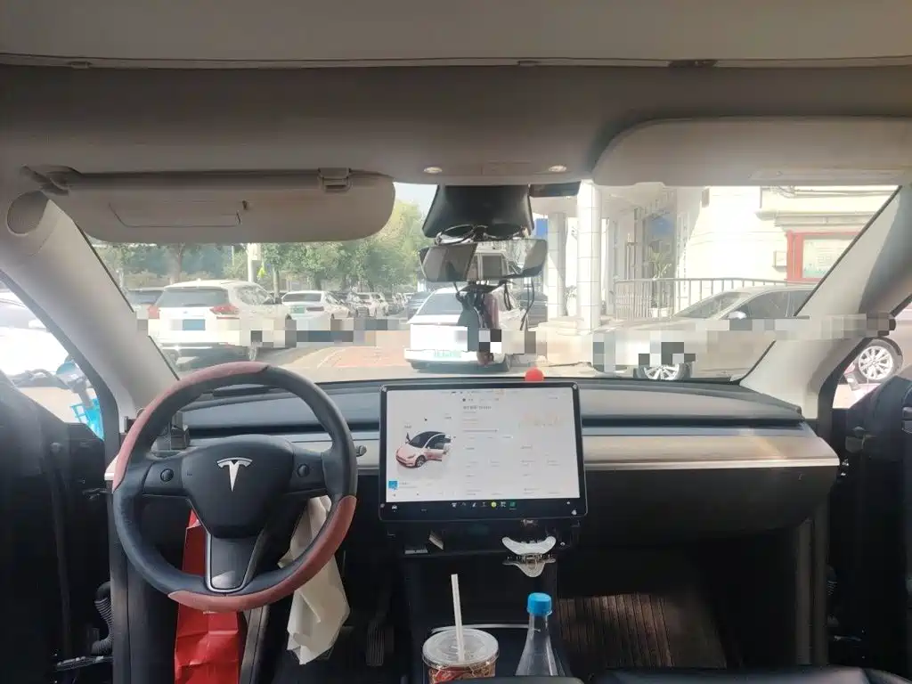 Tesla Model Y — миниатюра 10